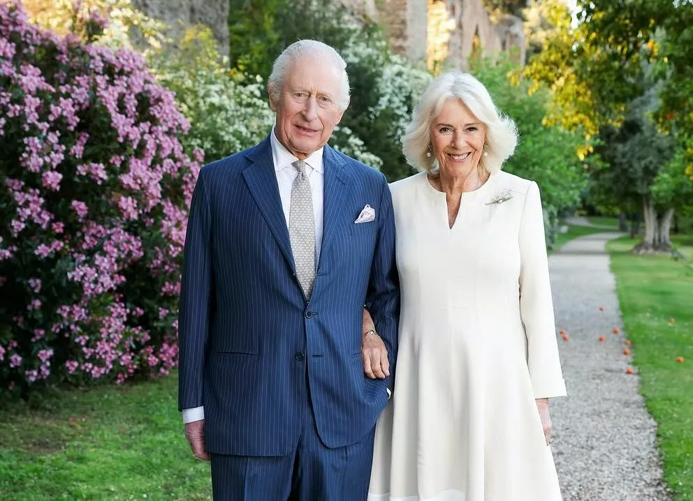 Король Карл III и королева Камилла опубликовали портрет в честь 20-летия свадьбы – что в нем необычного 