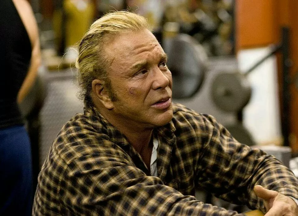 Микки Рурка выгнали из популярного реалити-шоу из-за агрессивного поведения