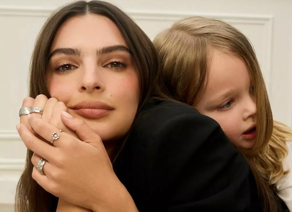 Эмили Ратажковски впервые снялась с сыном в рекламной кампании 