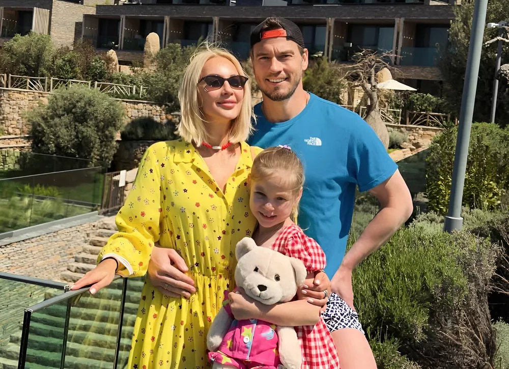 Лера Кудрявцева показала фото из семейного отпуска с мужем и дочкой