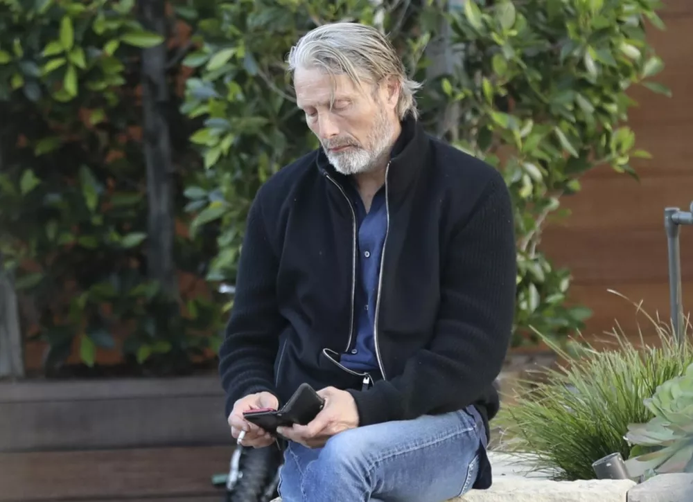 Мадс Миккельсен замечен с женой у ресторана в Лос-Анджелесе 