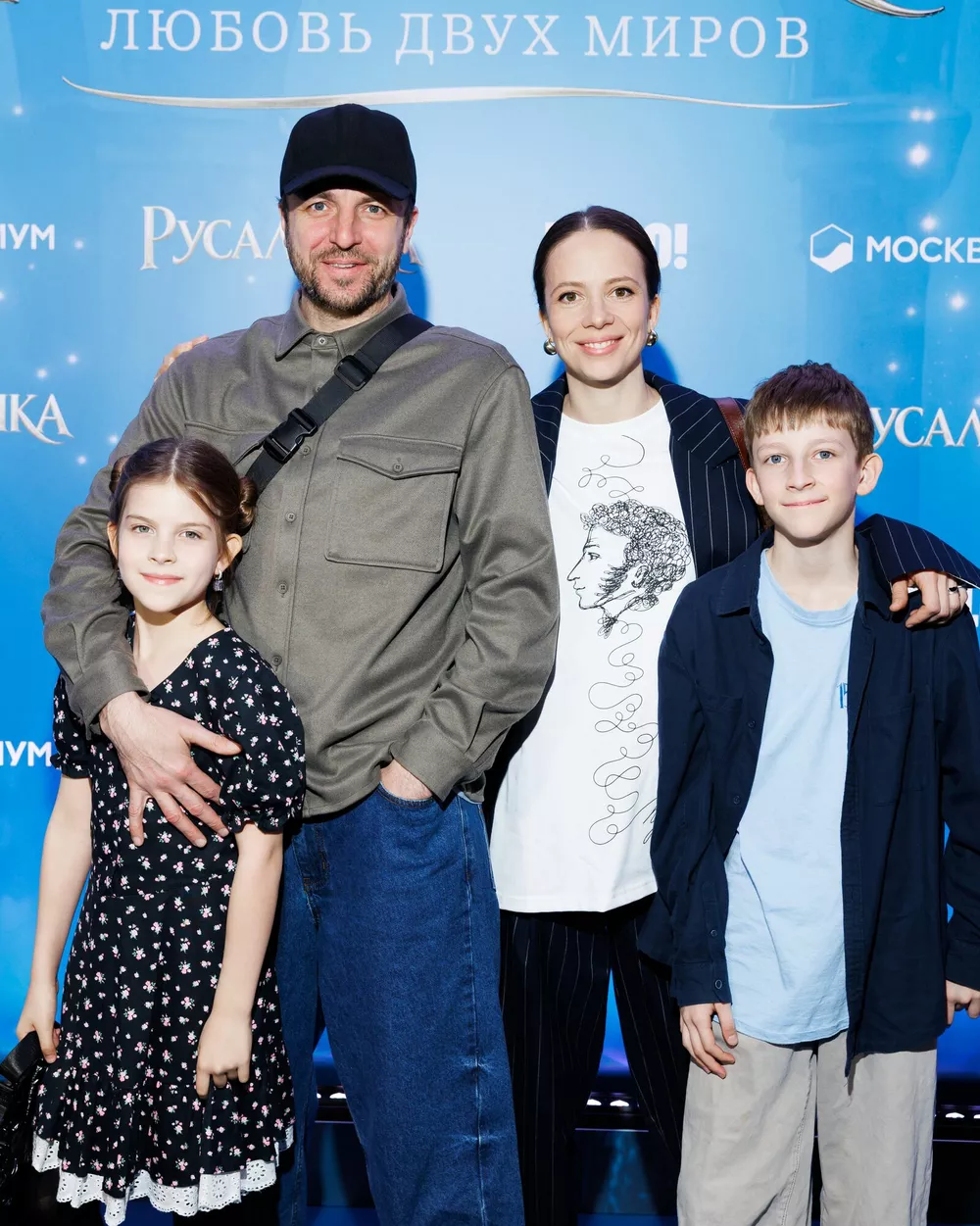 Анна Кармакова с мужем Валерием, дочерью Агнией и сыном Платоном