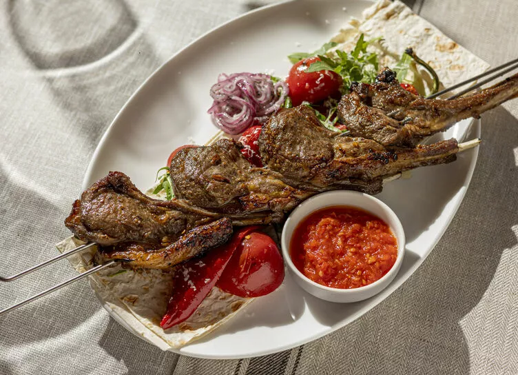 Куда пойти в Санкт-Петербурге на «вторые» майские выходные: зайчатина и лосятина на Петроградке, баня и барбекю на берегу Финского залива или северо-восточный ужин на автодроме