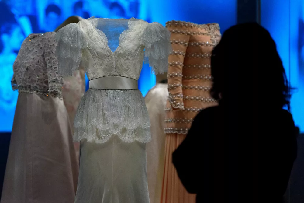 В 2016 году в Кенсингтонском дворце выставлялись костюмы женщин королевской семьи. Среди них были платья принцессы Дианы, созданные дизайнером Брюсом Олдфилдом