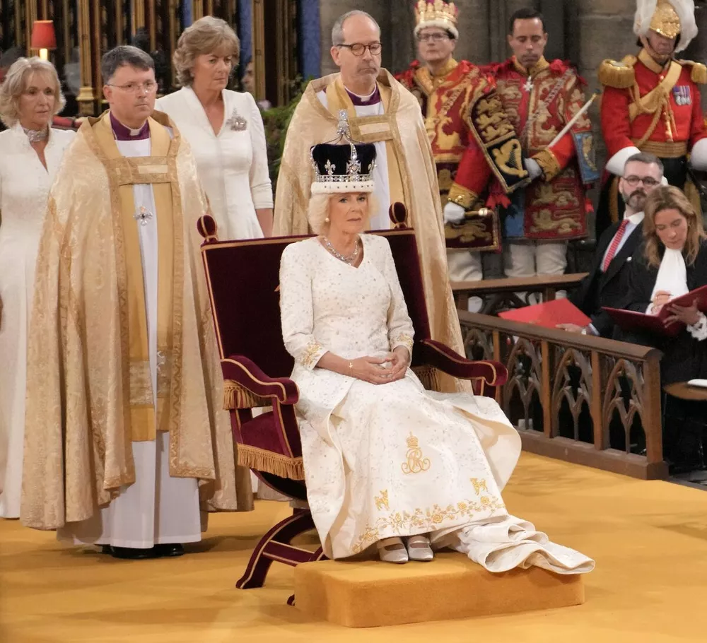 На подоле юбки королевы красовались вышитые золотой нитью изображения их с королем Карлом III джек-рассел-терьеров