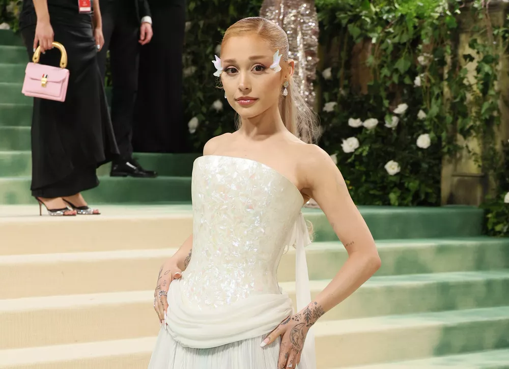 Ариана Гранде выступила на афтепати Met Gala в прозрачном корсете 