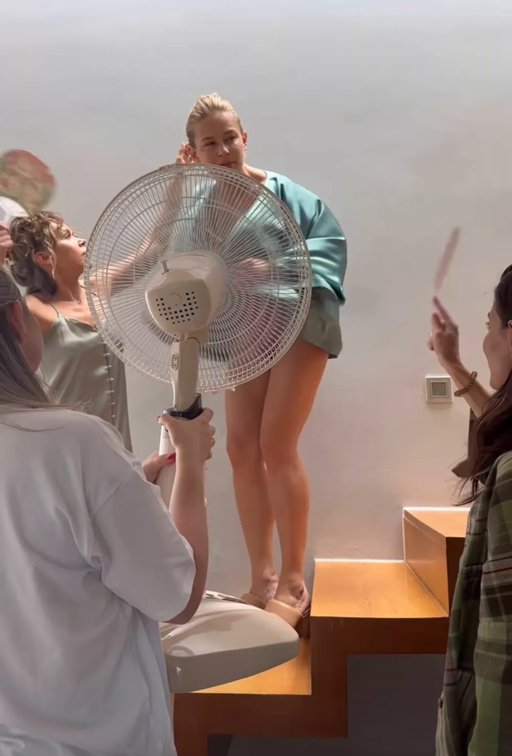 На съемочной площадке очень жарко