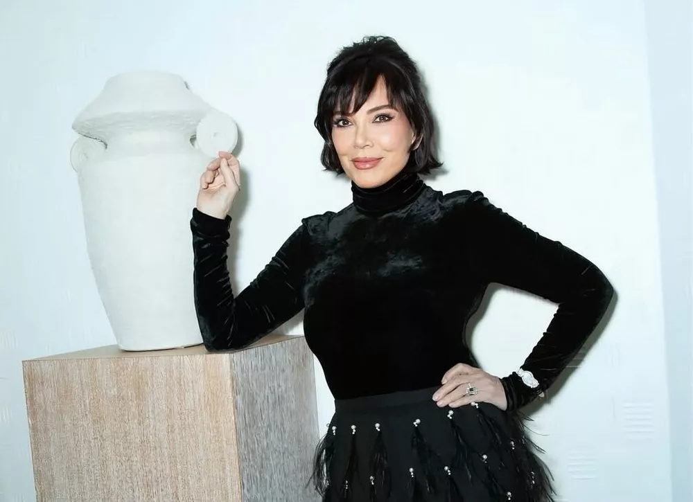 Фанаты считают, что 69-летняя Крис Дженнер стала выглядеть моложе своих дочерей