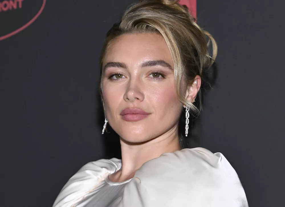 Флоренс Пью, Джей Ло и Милли Бобби Браун на презентации нового сезона Netflix