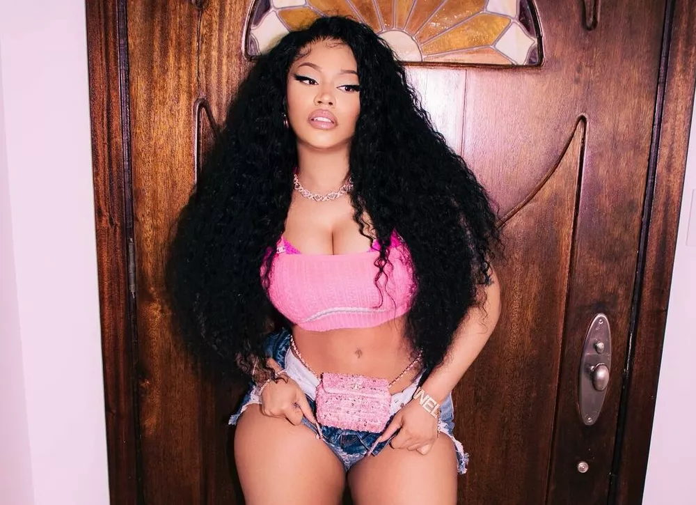 Рэп-исполнительница Ники Минаж показала результат пластики груди