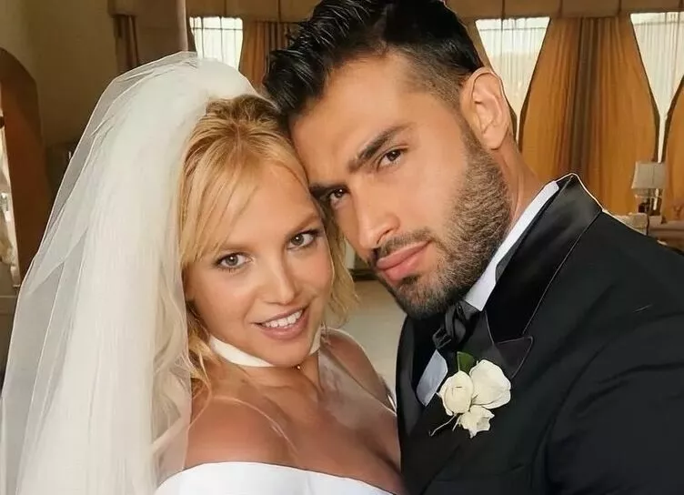 Сэм Асгари поздравил супругу Бритни Спирс с годовщиной на фоне слухов о разладе в семье