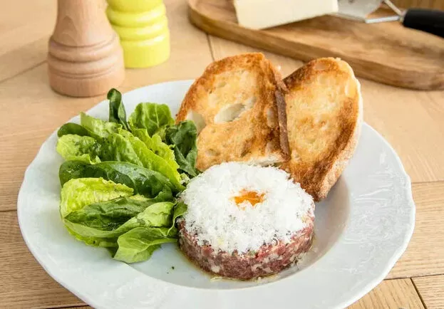 Тартар из говядины с маринованными артишоками