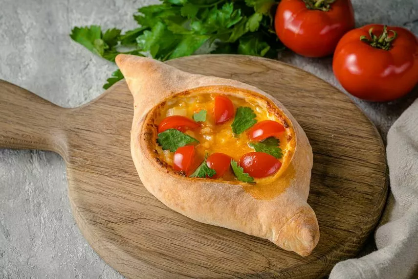 Хачапури по-аджарски с соусом том-ям