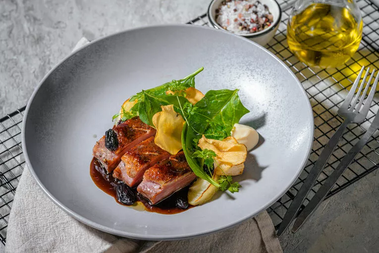 Кологривский гусь с яблоками, сельдереем и соусом из шиповника