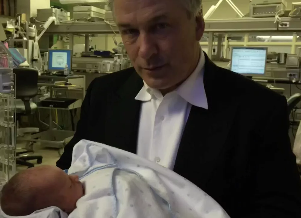 Жена Алека Болдуина поздравила сына с днем рождения и призналась, что пережила тяжелые роды