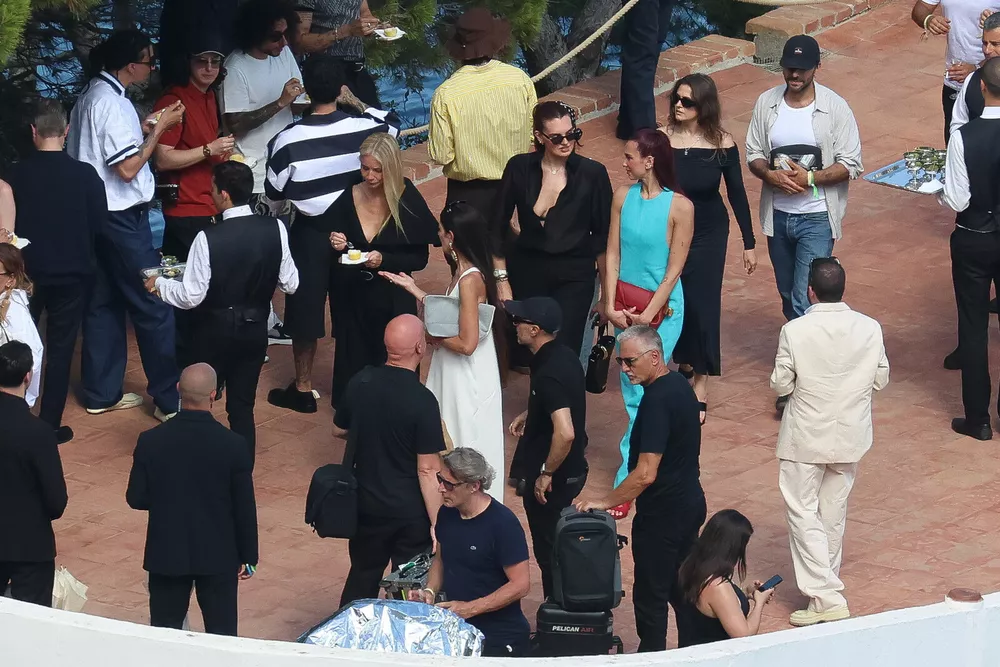 Гвинет Пэлтроу (в черном слева), Дуа Липа (в бирюзовом)