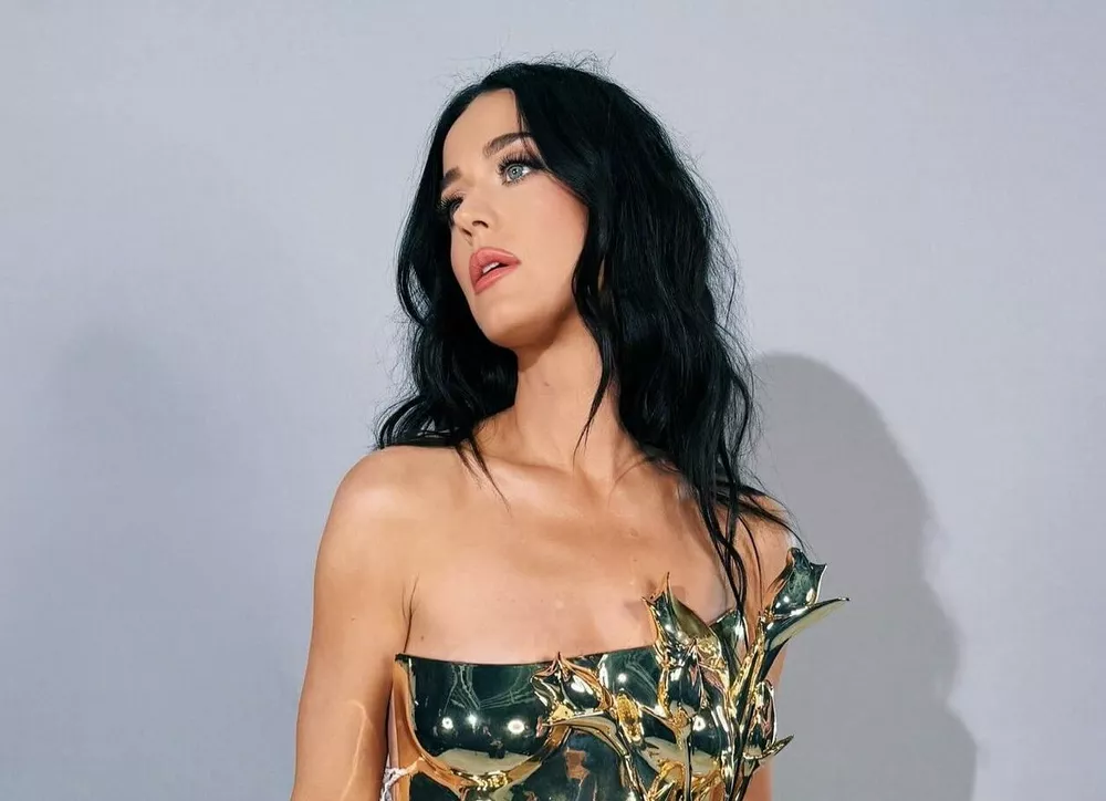 Кэти Перри анонсировала новую песню в откровенном наряде 