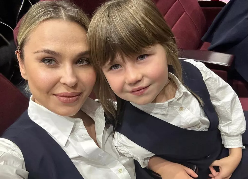 Пелагея отвела дочь на занятия конным спортом