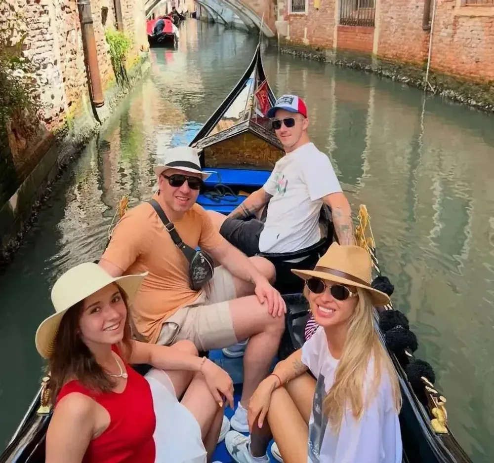 Валиева, Нестеров (рядом) и супруги Галиевы