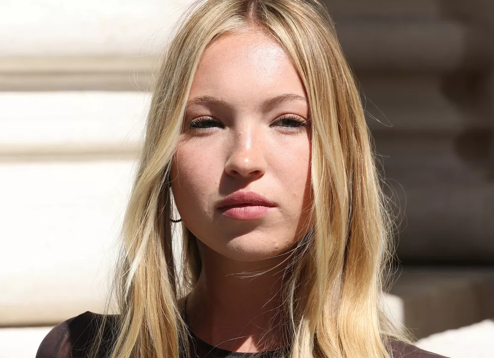 Дочь Кейт Мосс появилась на Неделе моды в прозрачном топе без бюстгальтера