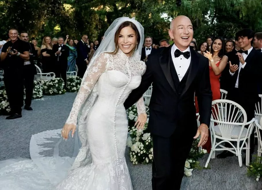 Джефф Безос и Лорен Санчес стали мужем и женой: рассматриваем платье невесты
