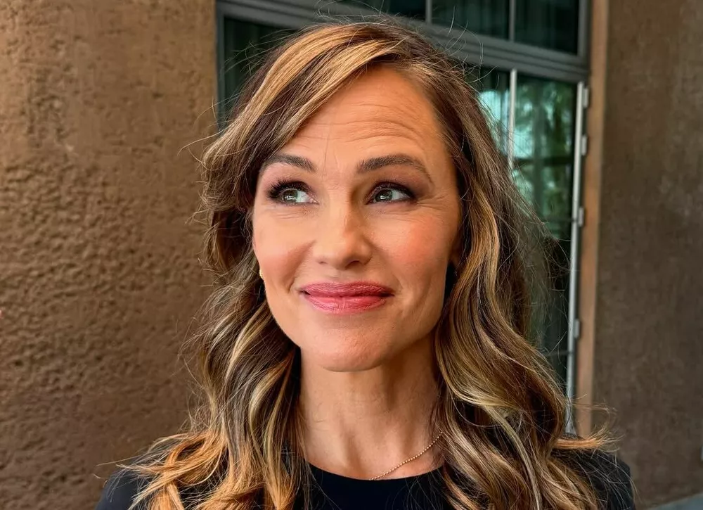 Дженнифер Гарнер провела экскурсию по кухне в ее особняке за 7 млн долларов 