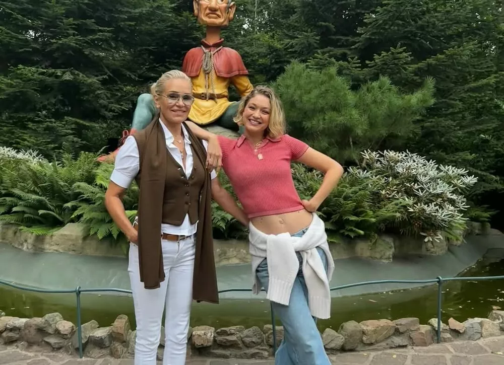 Иоланда Хадид ответила хейтерам, которые раскритиковали ее за публикацию фото внучки 