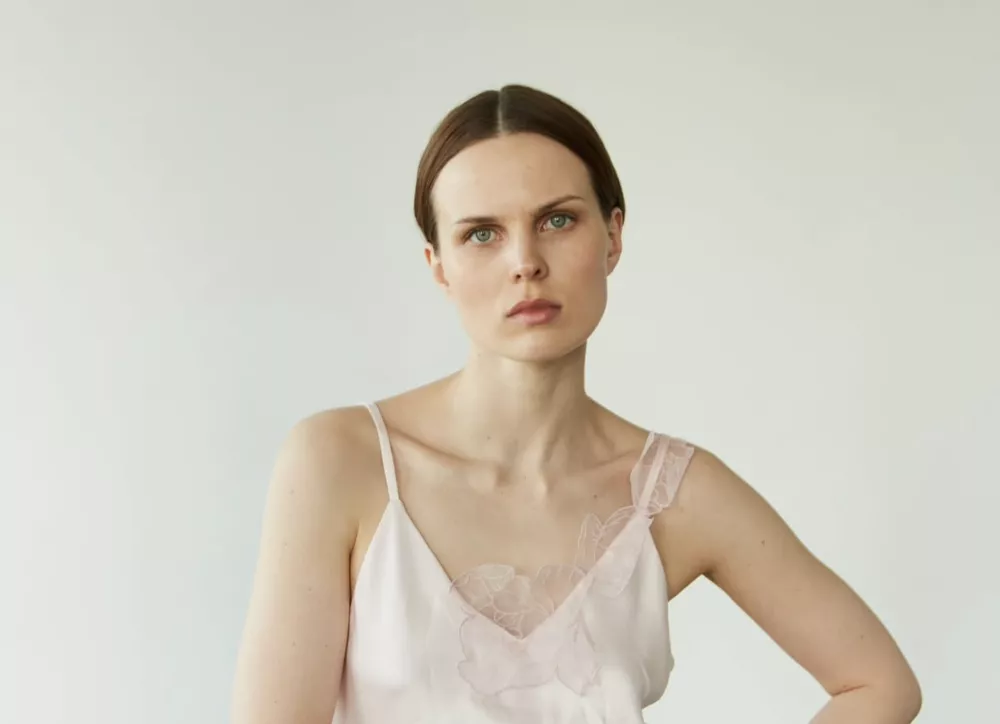 Звезда Содержанок Александра Ревенко искупалась в холодном Охотском море