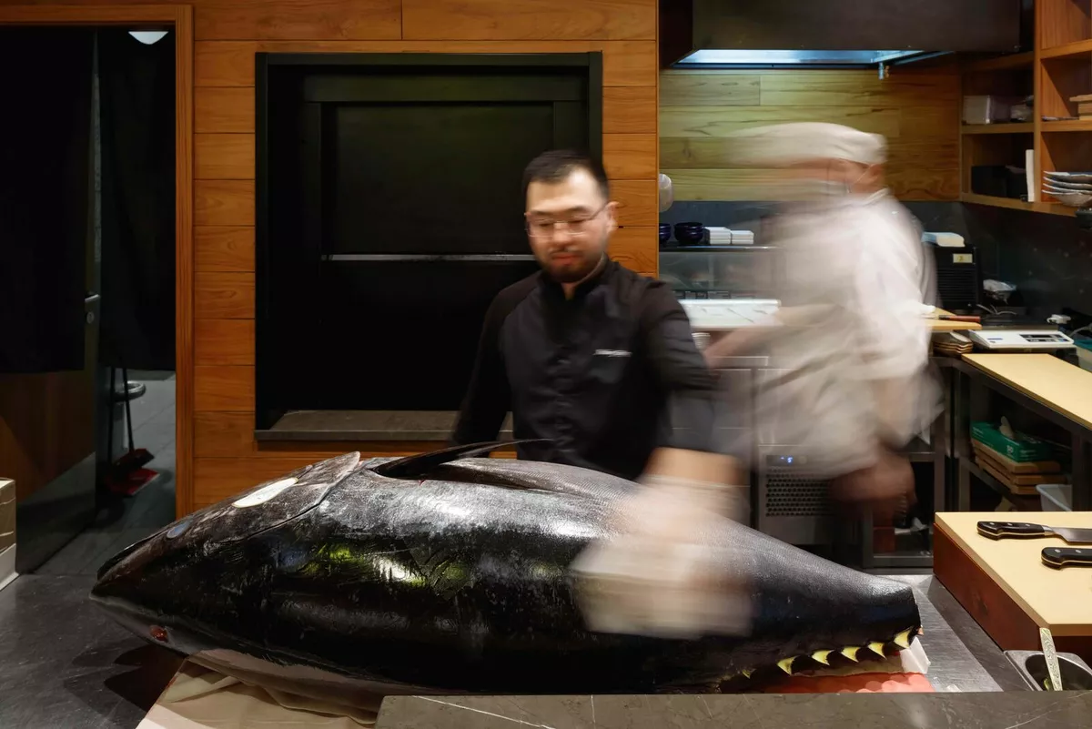 Разделка тунца в Fumisawa Sushi