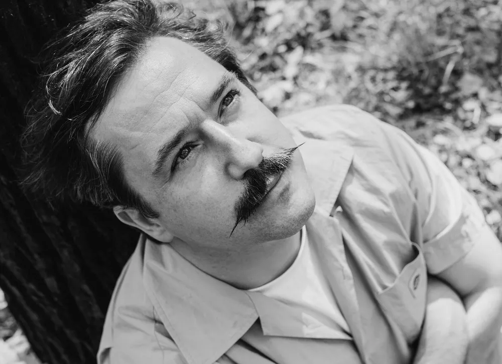 Егор Корешков о жизни с элегантными усами и возвращении в театр после 10-летнего перерыва