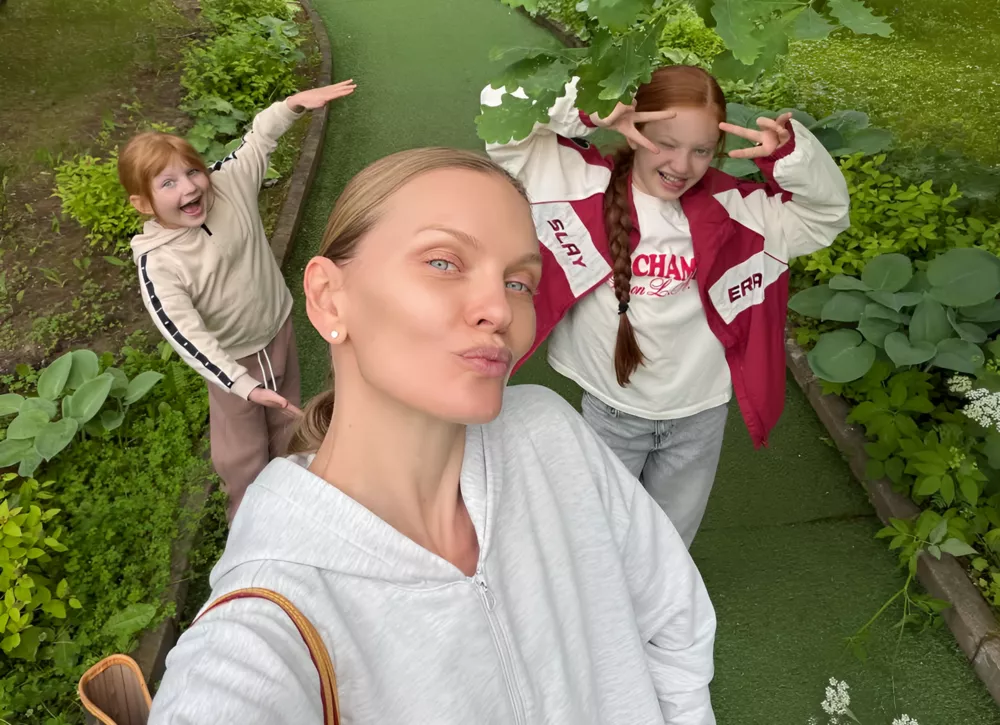 Елена Кулецкая выложила кадры из поездки в санаторий с мужем и двумя дочерьми
