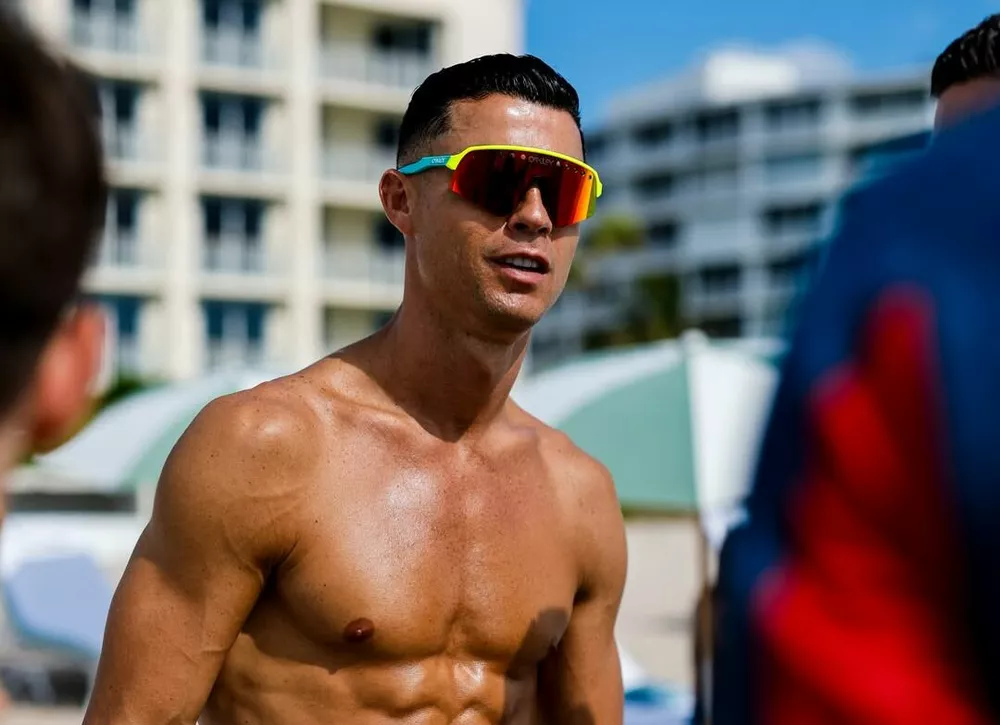 Криштиану Роналду продемонстрировал рельефный пресс на пляже
