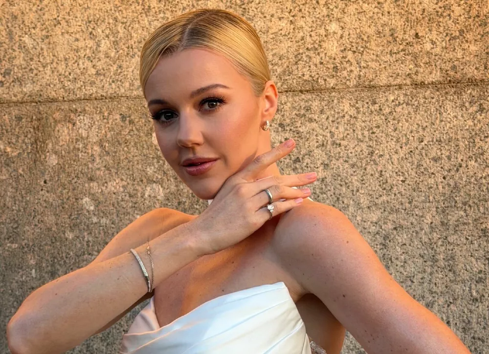 Юлианна Караулова отметила Алые паруса в платье невесты