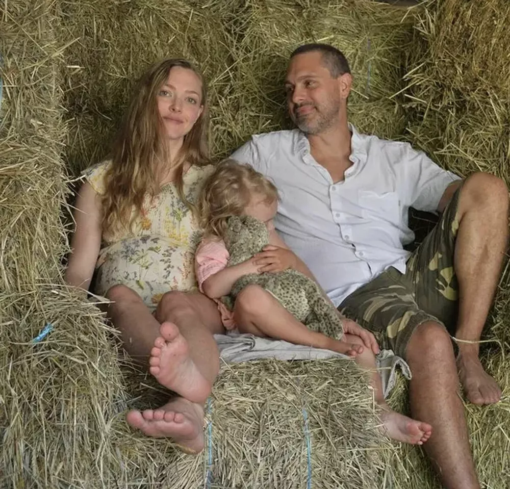 Аманда Сейфрид с мужем и дочерью