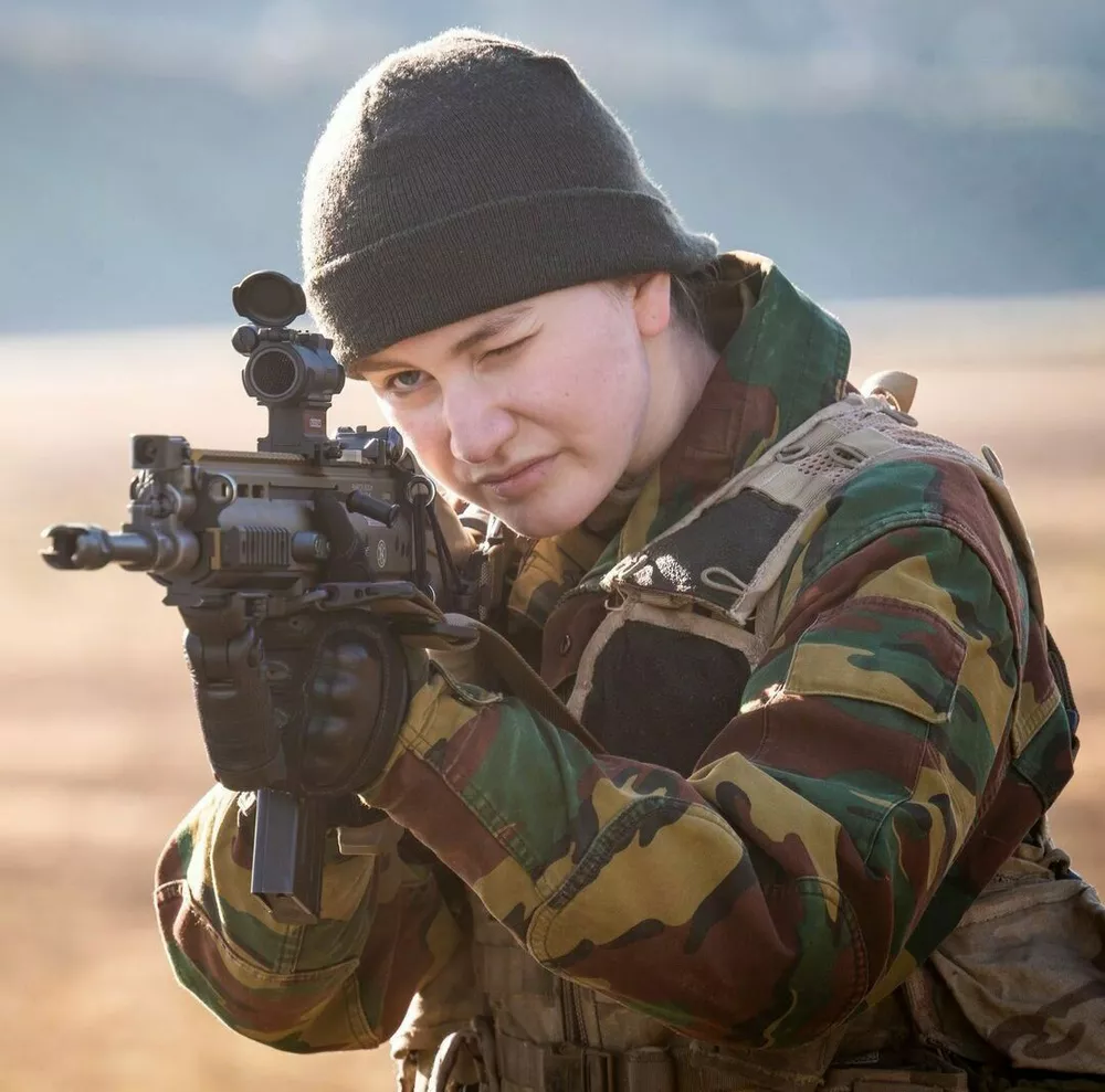 Сегодня - по примеру отца - военное образование получает наследница престола принцесса Элизабет