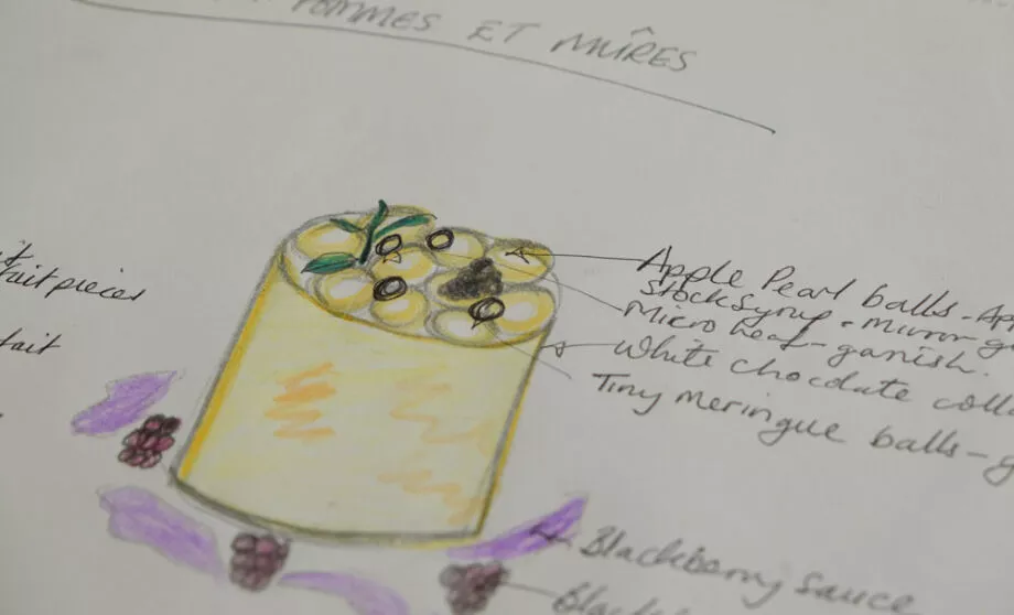 Так создаются блюда на кухне Букингемского дворца. Сначала шеф-повар рисует эскиз, затем повара стараются воплотить его в жизнь