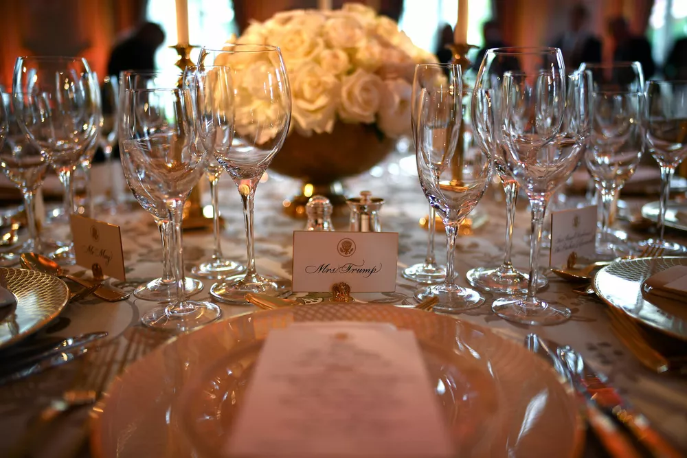 Стол накрытый для государственного банкета в честь визита президента США Дональда Трампа в июне 2019 года. Из именной карточки следует, что это место предназначено для его супруги Мелании.