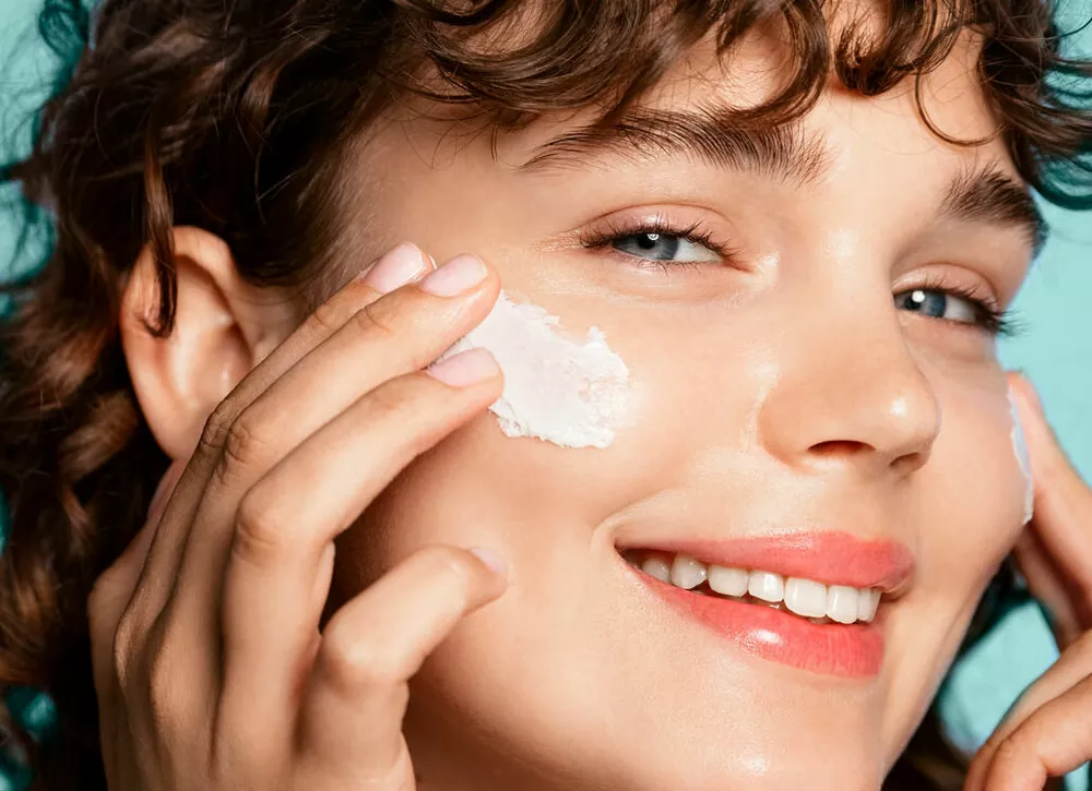 Молочко с перламутром, скраб с коноплей и картины Васнецова: дайджест beauty-новостей