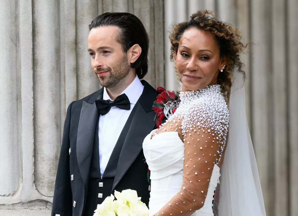 Два платья невесты, поздравления Виктории Бекхэм и Эмма Бантон среди гостей: как прошла свадьба Мел Би из Spice Girls