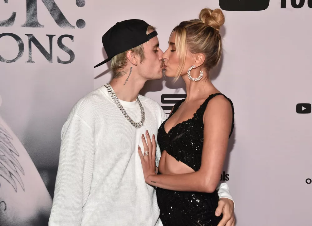 Джастин Бибер и Хейли Бибер страстно обнимаются на новых фото