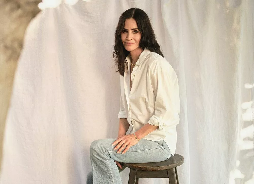 Кортни Кокс показала необычные вещи, которые хранятся в ее шкафу