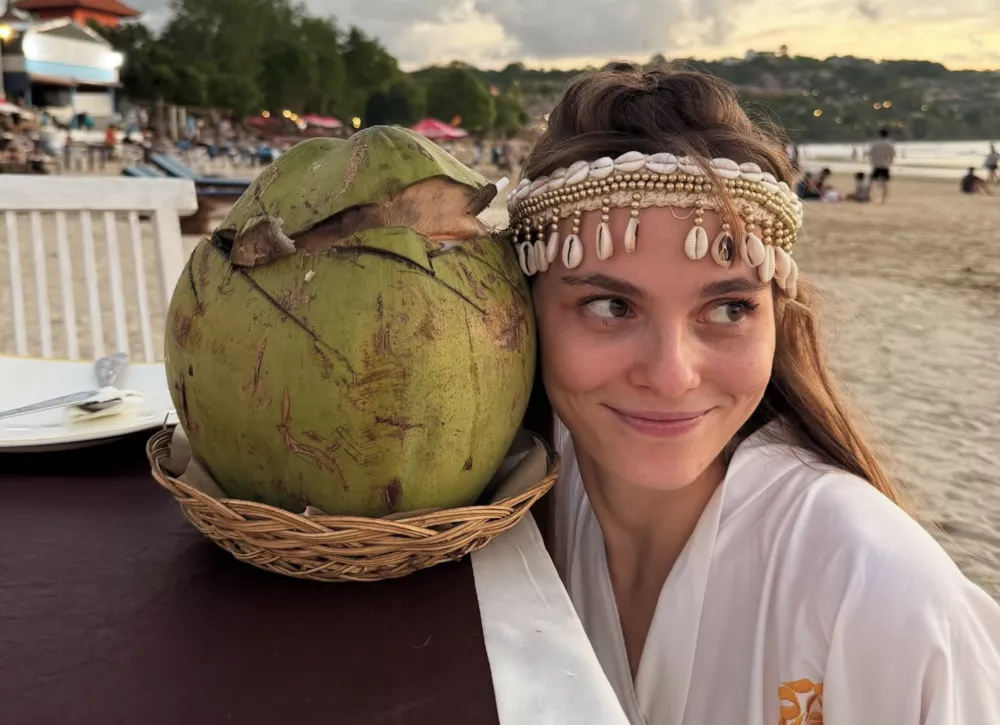 Звезда сериала Триггер Ангелина Стречина позирует в бикини на Бали