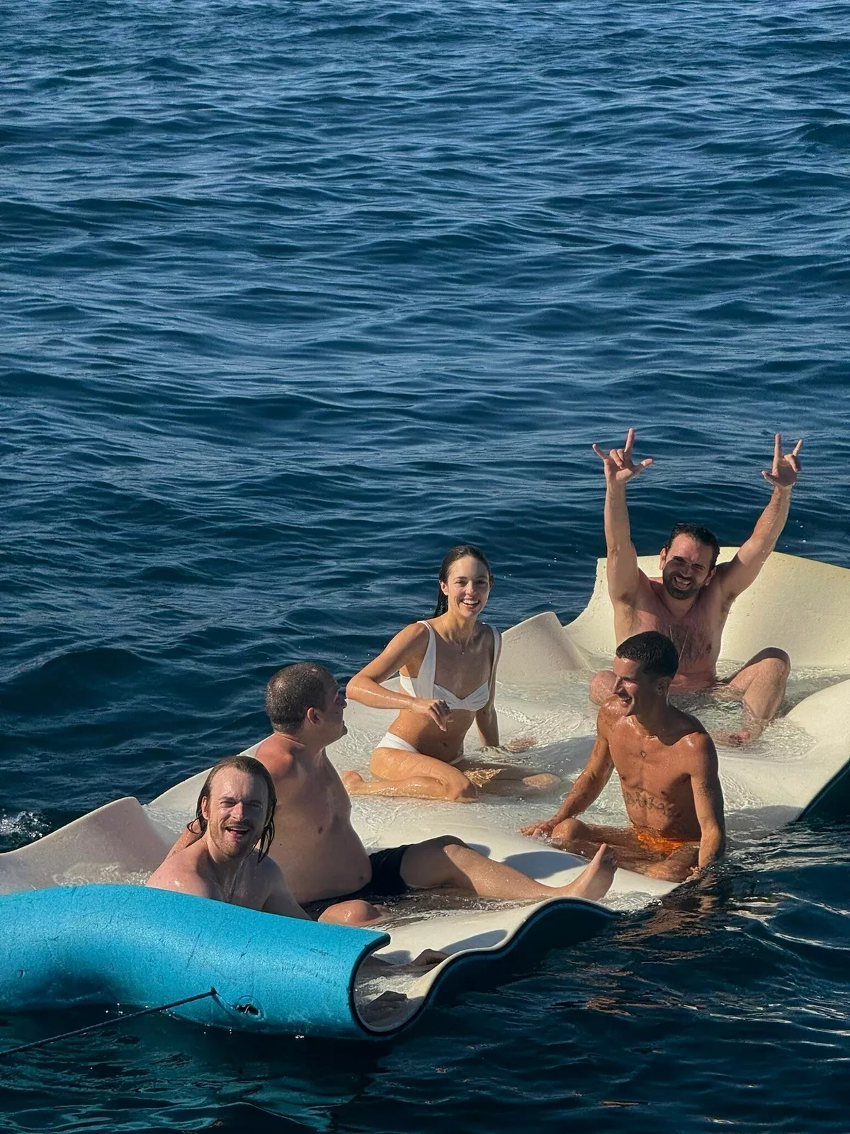 Невеста и жених с друзьями