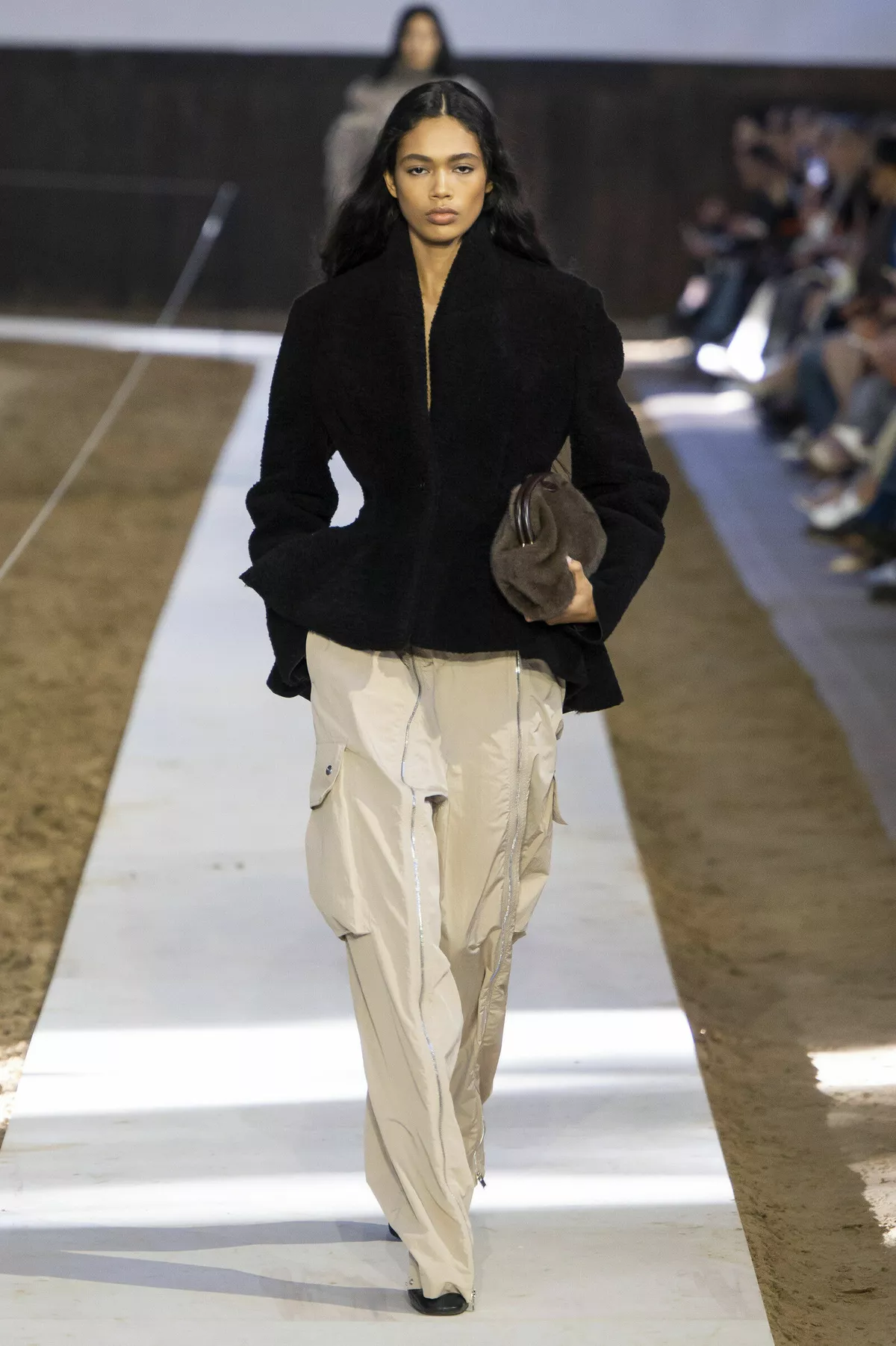 Талита Феррейра на подиуме Stella McCartney в рамках официального расписания Парижской недели моды сезона осень-зима 2026-2027 в Париже, Франция, 4 марта 2026 года.