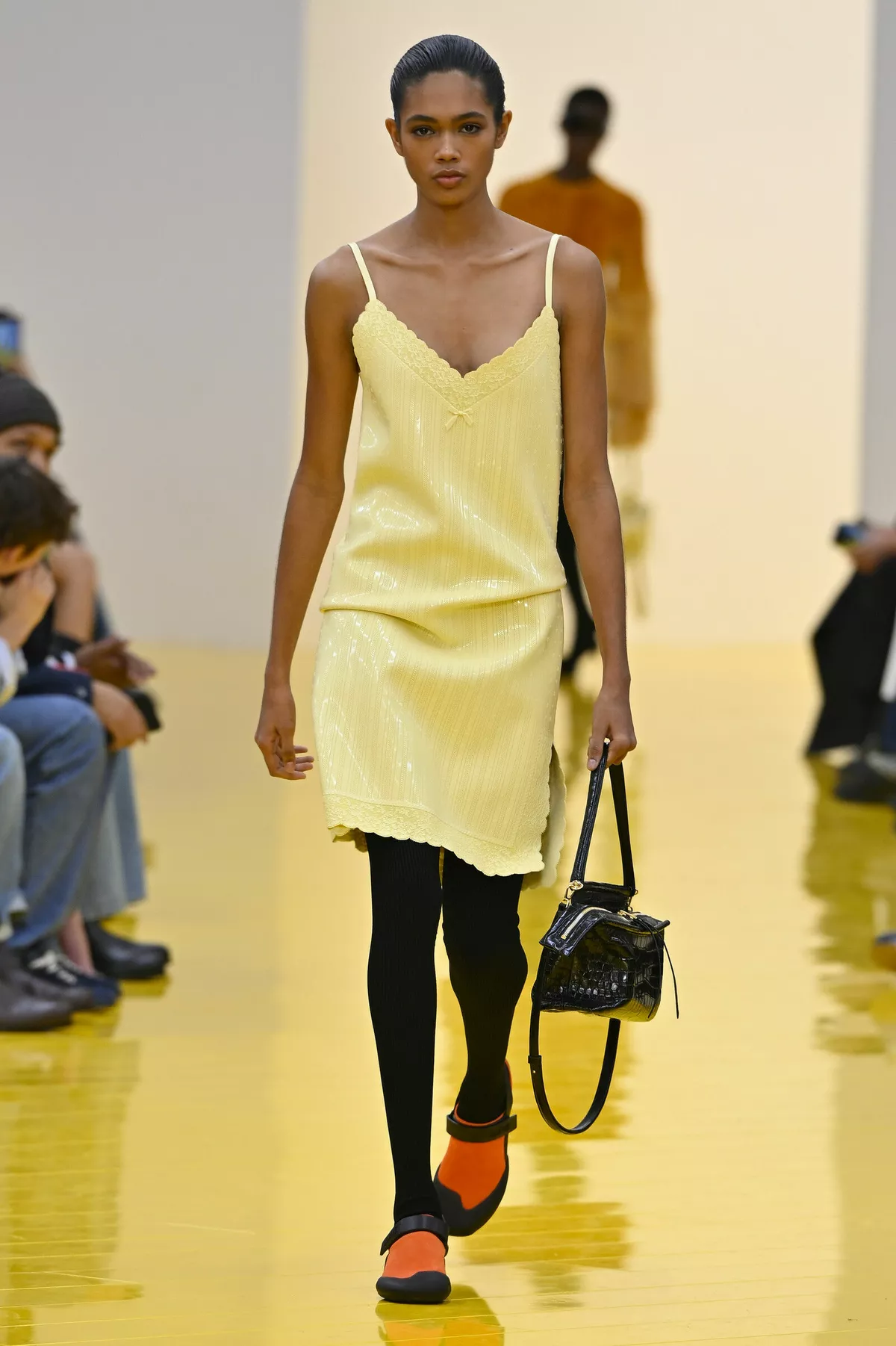 Талита Феррейра на подиуме Loewe в рамках официального расписания Парижской недели моды сезона осень-зима 2026-2027 в Париже, Франция, 6 марта 2026 года.