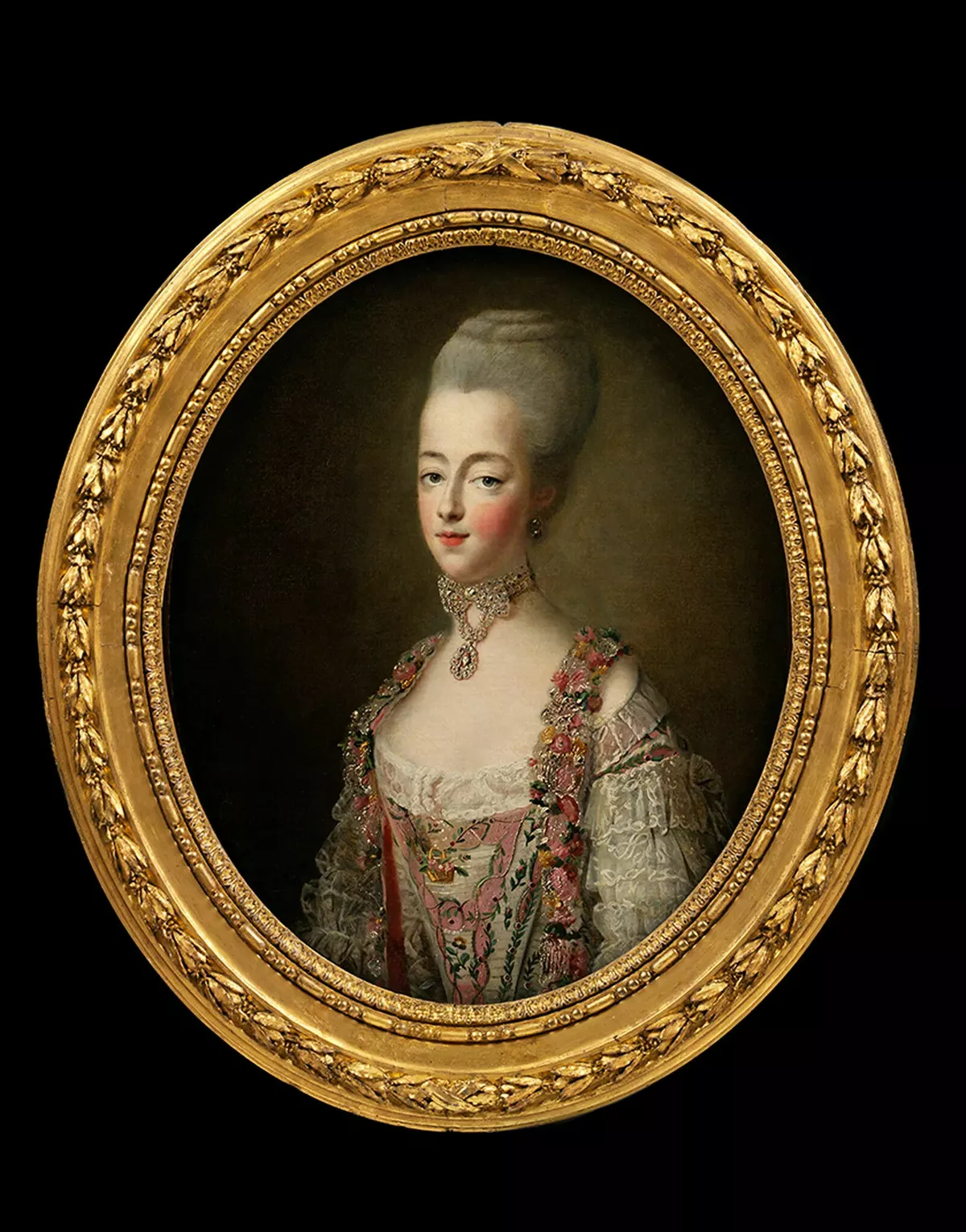 Франсуа‑Юбер Друэ. «Мария‑Антуанетта в придворном платье», 1773 год. Масло на холсте, 63,5 × 52,0 см. Коллекция Музея Виктории и Альберта.