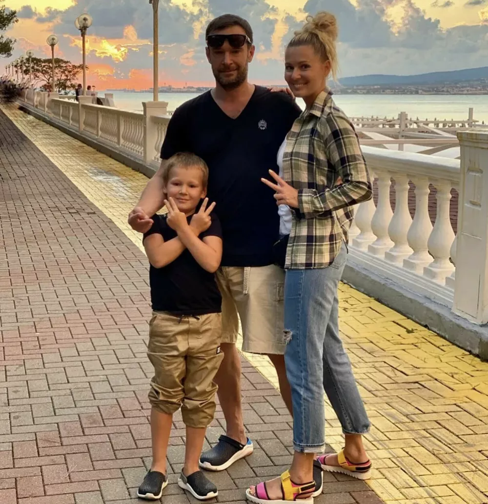 Мария Кожевникова с возлюбленным и сыном