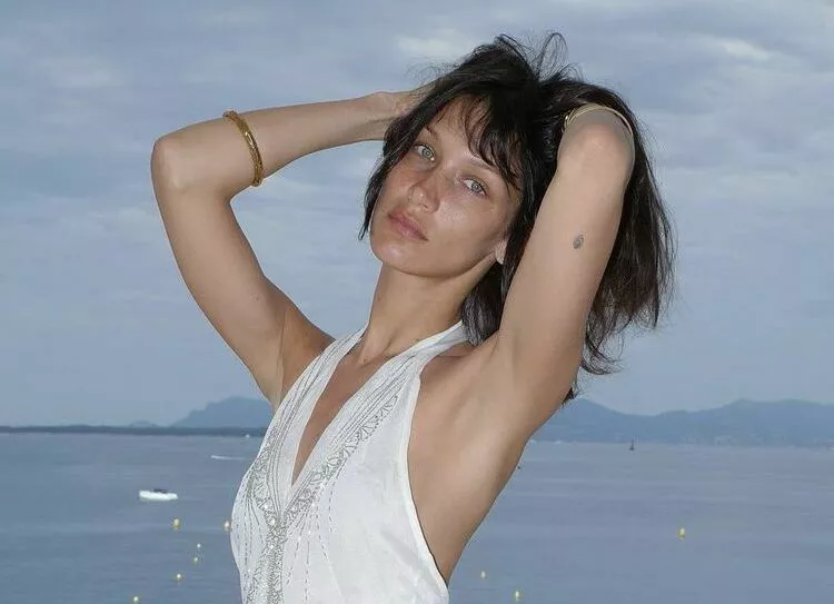 Белла Хадид вернулась к работе на фоне обострения болезни Лайма