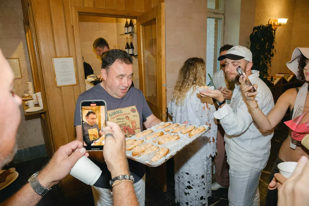 Александр Раппопорт угощает гостей на открытии “Алло Алло”