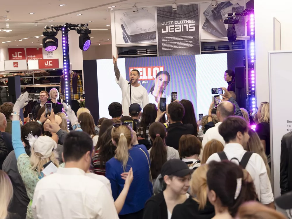 Влад Соколовский выступает во второй день Just Clothes Fashion Weekend